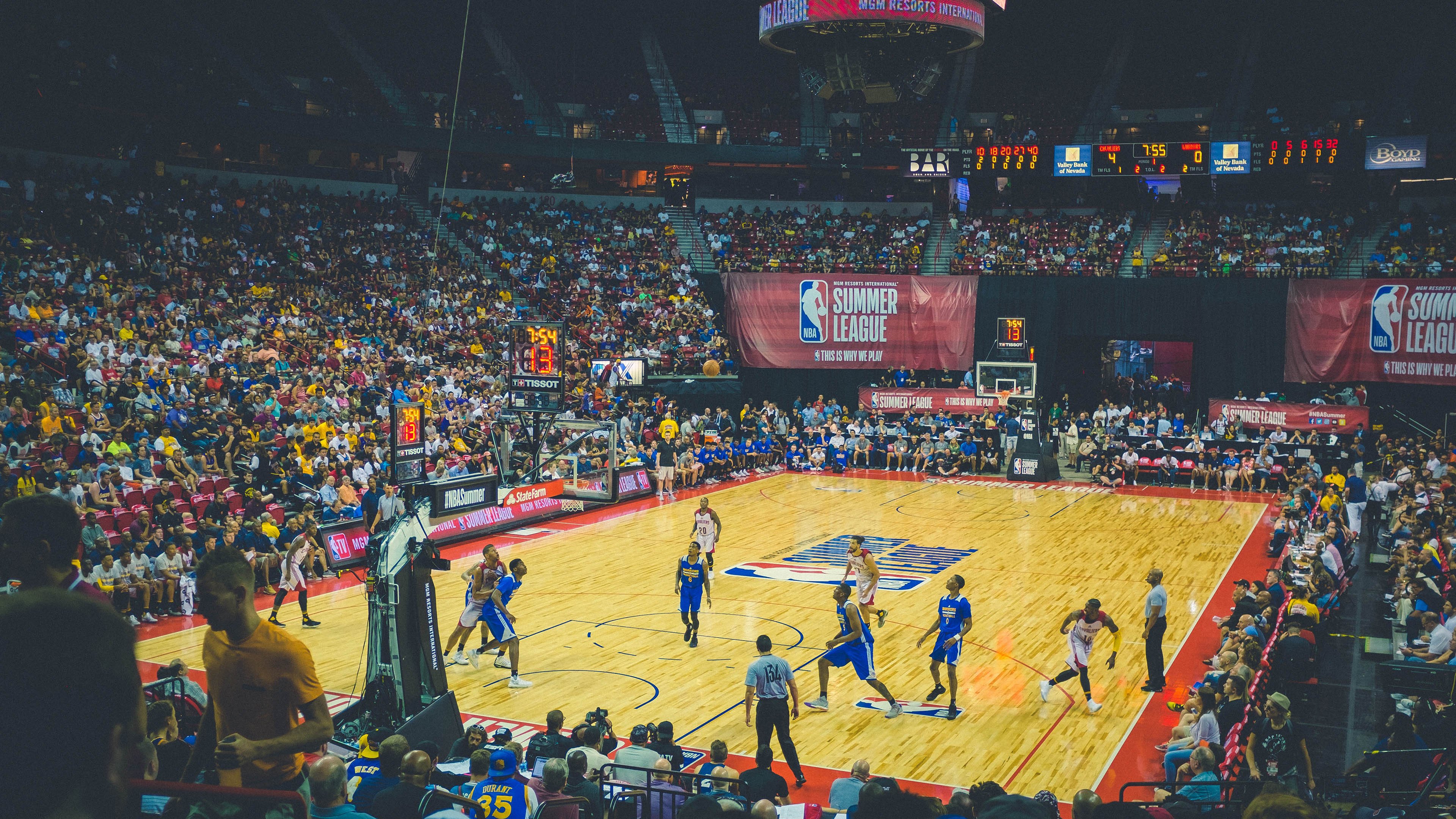 “夜光障碍跑音乐趴” 全程DJ伴随节奏推进